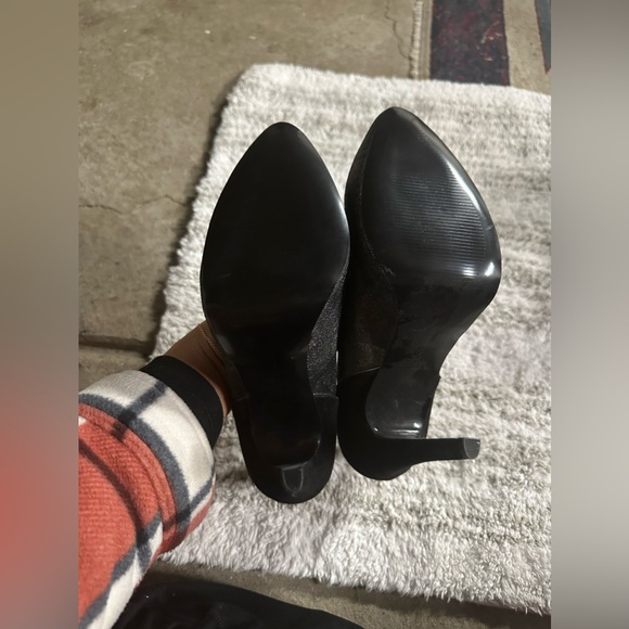 USED— BCBGenerations silver heels Sz 9 - Picture 4 of 4